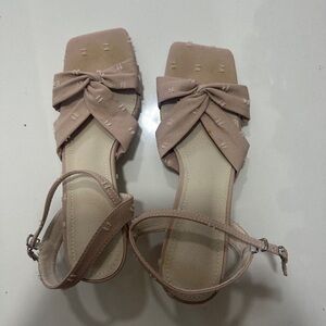 Chic Bow-Tie Sandals in Nude